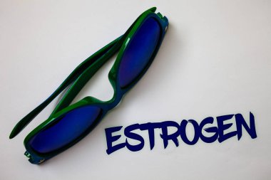 Kavramsal el östrojen gösterilen yazma. İş fotoğraf metin grup hormonların kadın özellikleri fikirler iletiler beyaz arka plan iletişim kurma düşünceler ilham gelişimi teşvik