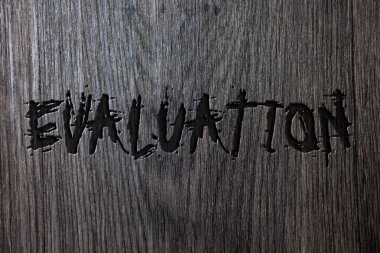 Word metin yazma değerlendirme. Yargı geribildirim değerlendir bir şey Ahşap ahşap arka plan siyah oyulmuş harflerin kalite performans için iş kavramı fikirler mesajlar kavramlar kelimeler