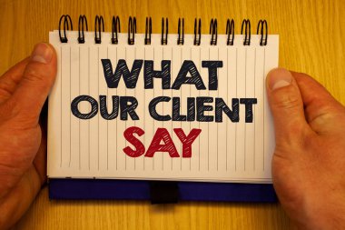 Word metin ne bizim istemci Say yazma. İş kavramı müşteriler görüş veya ürün servis kağıtları fikirler mesajları önemli hakkında görüş için hatırlıyorum bilgi ahşap Not defteri