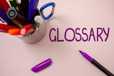 Sözlük yazma el yazısı metin. Anlamı olan terimler alfabetik listesi kelime açıklamaları beyaz arka plan mor kalem işaretçileri fikirler mesajlar ilham verici anlam kavramı ilham