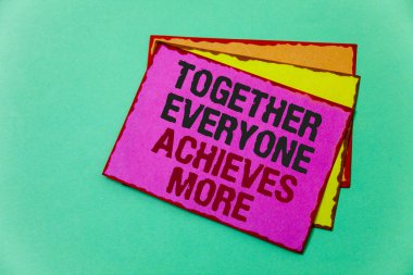 Birlikte herkes elde daha fazla gösterilen Not yazma. İş fotoğraf vitrine ekip çalışması işbirliği elde elde başarı fikirler mesaj iletişim yansıma yeşil arka plan düşündüm duygular