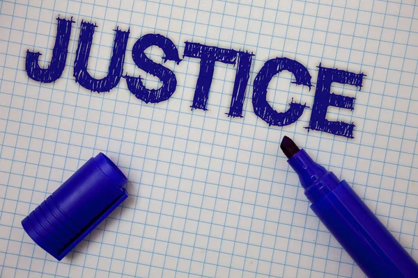 El yazısı metin adalet. Kalite sadece tarafsız ya da adil Yönetim hukuk kurallarının olmanın anlamı kavramı defter sayfa fikirler iletileri mavi açık işaret kılavuz arka plan murabba