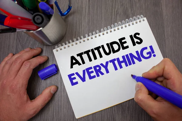 Metin işaret tutum olduğunu her şeyi gösteriyor. Kavramsal fotoğraf kişisel Outlook perspektif yönlendirme davranışı adam tutun mavi işaretleyiciyi defter sayfa işaretçileri tablo iletileri fikirler holding