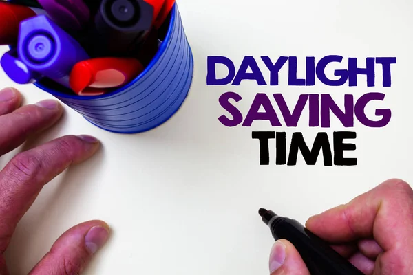 Escrevendo Nota Mostrando Daylight Sayving Time Foto Negócios Mostrando Relógios — Fotografia de Stock