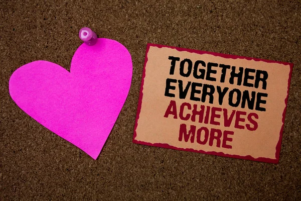 Kavramsal el birlikte herkes elde daha fazla gösterilen yazma. Ekip çalışması işbirliği elde elde başarı kahverengi halı fikirler mesaj pembe kalp aşk duyguları düşünceleri vitrine iş fotoğraf