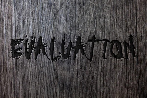 Word metin yazma değerlendirme. Yargı geribildirim değerlendir bir şey Ahşap ahşap arka plan siyah oyulmuş harflerin kalite performans için iş kavramı fikirler mesajlar kavramlar kelimeler