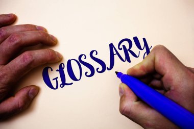 Kavramsal el sözlük gösterilen yazma. Terimlerin anlamları kelime açıklamaları adam holding mavi işaretleyiciyi beyaz arka plan fikirler ilham ile alfabetik listesini vitrine iş fotoğraf