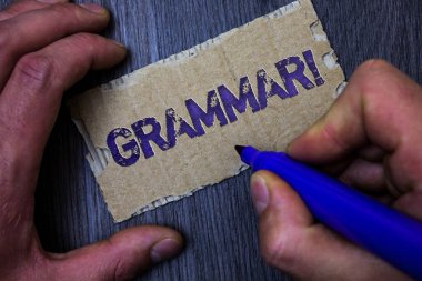 Dilbilgisi motivasyonel ara gösterilen metin işareti. Kavramsal fotoğraf sistemi ve ileti karton ahşap arka plan mavi işaretleyiciyi fikirler tutan bir dil yazma kuralları adam çalışma yapısı