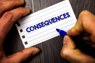 Sonuçları gösterilen Not yazma. Ahşap ahşap arka plan Marker defter kağıt fikirler tutan sonuç sonuç çıktı netice zorluk yaklaşım sonuç adam tutun vitrine iş fotoğraf