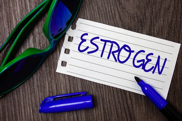 Word metin yazma östrojen. İş kavramı için Grup hormonların kadın özellikleri fikirleri not defteri sayfası mavi mektuplardan açık işaret güneş gözlüğü ahşap masa gelişimi teşvik