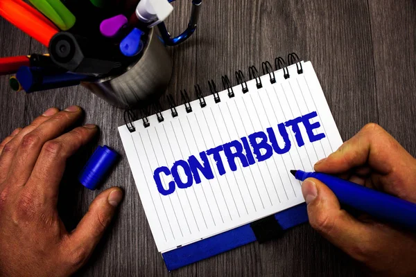 Katkıda bulunma yazma el yazısı metin. Marker defter fikirler işaretleri ahşap masa ilham holding strateji karar Teamworking için Achiving ortak başarılı hedef adam tutun anlam kavramı