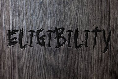 Word metin yazma uygunluk. İş kavramı yapmak için hakkına sahip olma durumu için ya da bir şey uygun Ahşap ahşap arka plan siyah kazınmış harflerle kelimeler fikirler iletileri kavramları elde