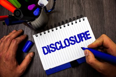 El yazısı metin açıklama yazma. Adam bilinen New veya gizli gizli bilgiler yapma eylem anlam kavramı marker defter fikirler işaretleri ahşap masa ilham tutan tutun