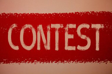 Yarışma gösterilen metin işareti. Kavramsal fotoğraf oyun Turnuvası rekabet olay deneme fetih savaş mücadele fikirler mesajlar kırmızı boya boyama açık kahverengi renkli dağınık niyetleri