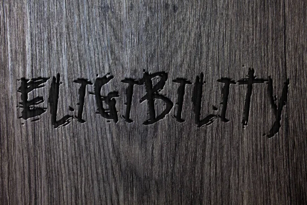 Word metin yazma uygunluk. İş kavramı yapmak için hakkına sahip olma durumu için ya da bir şey uygun Ahşap ahşap arka plan siyah kazınmış harflerle kelimeler fikirler iletileri kavramları elde