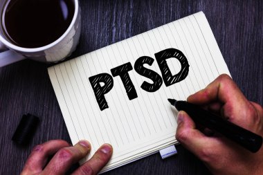 TSSB. kavramsal fotoğraf Post travmatik stres bozukluğu akıl hastalığı travma korku depresyon siyah kahve beyaz gösterilen metin işaret kağıt marker kalem düşünceler yaratıcı siyah ahşap Kupası