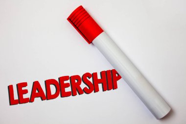 Liderlik gösterilen Not yazma. İş fotoğraf vitrine yetenek etkinlik kişi veya şirket kalın tahta kalem kırmızı mürekkep işaretçisi bir grup önde gelen içeren kap kağıt sınıf çalışma mevcut ders