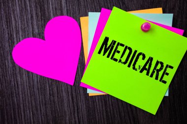 Kavramsal el Medicare gösterilen yazma. İş fotoğraf metin insanlar 65 yukarıda ya da Engelli Pinned multi renk kartları kalp Lehçe koyu arka plan astar ile Federal sağlık sigortası
