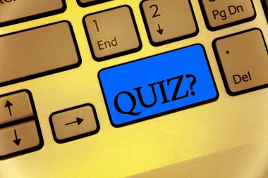 Quiz soru gösterilen Not yazma. Kısa testleri değerlendirme sınavı bilgi klavye kahverengi anahtar sarı dizüstü bilgisayar tuş takımı dizüstü netbook ölçmek için vitrine iş fotoğraf