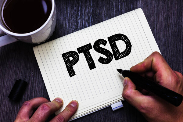 Текстовый знак, показывающий Ptsd. Концептуальные фото Посттравматическое стрессовое расстройство Психическое расстройство Травма Страх Депрессия Черный кофе белый кофе чашка бумажный маркер мысли творческие черное дерево
