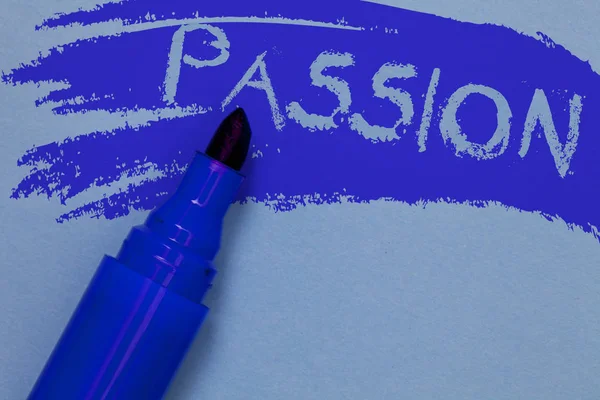 Tutku gösterilen Not yazma. Güçlü cinsel cazibe kalın mavi marker boyama kroki iş türü fikir metin düz arka plan duygu güçlü ve kontrol edilemeyen duygu vitrine iş fotoğraf