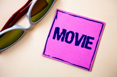 Kavramsal el film gösterilen yazma. İş fotoğraf metin sinema ya da televizyon film sinema Video ekran yapışkan kartları googles gözlük office akıllı komut dosyası iş görme üzerinde görüntülenen