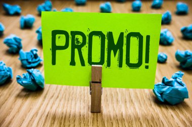 Word metin Promo motivasyonel ara yazma. Reklam indirim özel teklif satış kağıt parçası için iş kavramı mavi nesne düşünceler buruşuk fikirleri hataları birkaç deneme kağıtları.