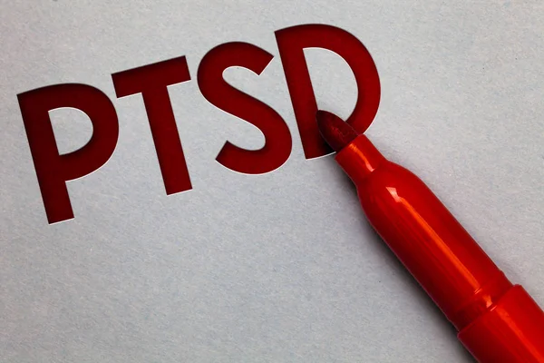 TSSB. kavramsal fotoğraf Post travmatik stres bozukluğu akıl hastalığı travma korku depresyon beyaz kağıt lite gri gölge kırmızı marker kalem güzel fikir unutulmaz gösterilen metin işareti sanıyordum