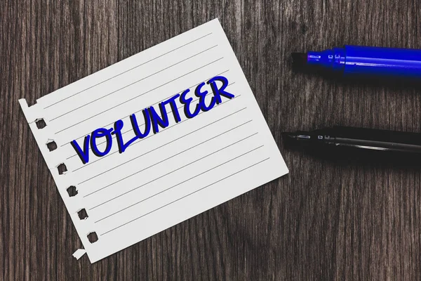 Kavramsal el gönüllü gösterilen yazma. İş fotoğraf metin gönüllülük birey daha büyük sosyal neden hizmet diğerleri Marker kalem beyaz kağıt siyah gölge ahşap fikirler önemli ipuçları için