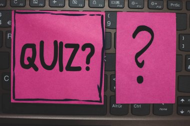 Quiz soru gösterilen Not yazma. Kısa testleri değerlendirme sınav siyah Dizüstü Klavye pembe kağıt sormak düşünce bilgisayar dizüstü netbook bilginizi ölçmek için vitrine iş fotoğraf