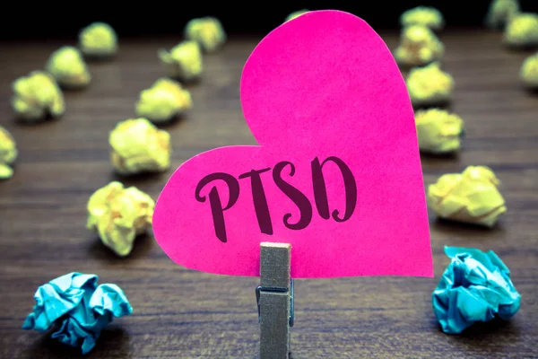 TSSB. iş fotoğraf vitrine Post travmatik stres bozukluğu akıl hastalığı travma korku depresyon kağıt nesneler düşünceler hart gösterilen Not yazma buruşuk kağıtlar hata birkaç deneme