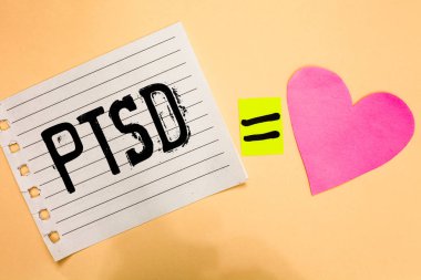 Post travmatik stres bozukluğu akıl hastalığı travma korku depresyon aşk denklem belleği vitrine kavramsal el yazma gösteren TSSB. iş fotoğraf turuncu kalp güzel sanat kağıtları sanıyordum