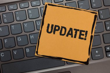 Güncelleştirme motivasyonel ara yazma el yazısı metin. Siyah Dizüstü Klavye sanat kağıt bilgisayar dizüstü netbook tuş takımı anahtar kavram anlamı ile son gelişmeleri güncel güncelleme