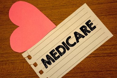 Word metin yazma Medicare. İş kavramı kişilerin yukarıda 65 veya iş katip çalışması malzeme yazmaya Engelli Paperpiece sayfa kalp tablo arka plan ile Federal sağlık sigortası için