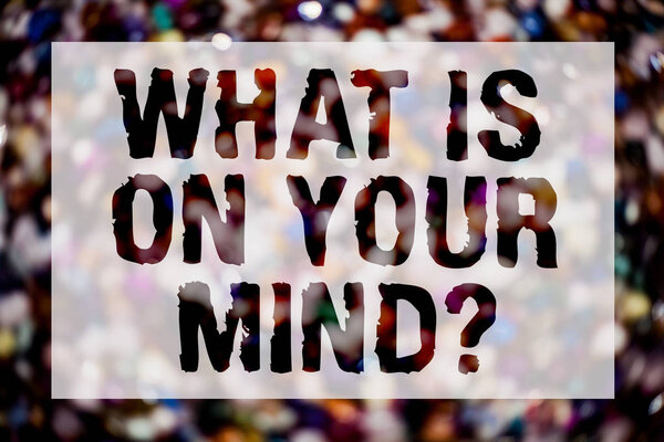 Концептуальный почерк, показывающий, что у тебя на уме. Открытые мысли о интеллектуальных инновациях Размытые мысли толпы поглаживают идеи сообщения отражения вещей
