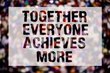 Kavramsal el birlikte herkes elde daha fazla gösterilen yazma. İş fotoğraf metin çalışması işbirliği elde elde başarı bulanık kalabalık düşünceler fikirler mesaj yansıma şeyler inme