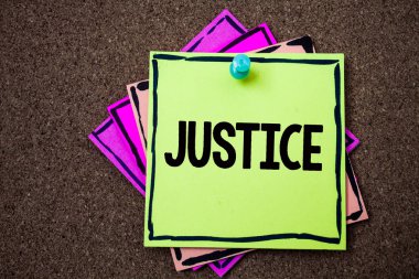 Adalet gösterilen Not yazma. Varlık hukukun sadece tarafsız ya da adil yönetim kalitesini vitrine iş fotoğraf kağıtları fikirler iletileri listeler yapmak için arka plan cork önemli unutmayın kuralları