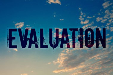 Değerlendirme gösterilen metin işareti. Kavramsal fotoğraf yargı geribildirim değerlendir bir şey fikirler iletileri mavi bulutlar bulutlu gökyüzü kalite performansını doğal motivasyonel splatters