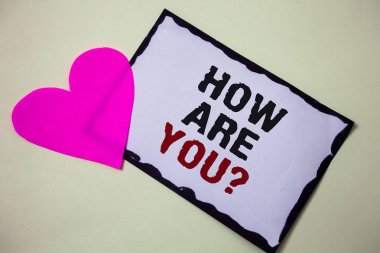 Nasıl Are sen soru gösterilen metin işareti. Kavramsal fotoğraf Your Sağlık durumu, hayat ve sağlık hakkında Hart aşk pembe beyaz arka plan aşk güzel düşüncelerini soran mesaj anılar