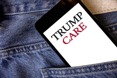 Kavramsal el Trump bakım gösterilen yazma. Uygun bakım Yasası yerine ABD cep telefonu beyaz ekran mesaj uygulama hasır arka planda iş fotoğraf metin başvurduğu