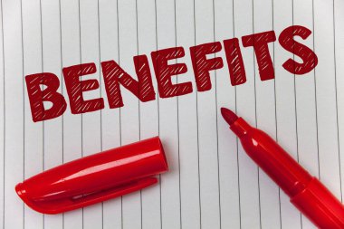 Faydaları gösterilen metin işareti. Kavramsal fotoğraf avantaj sigorta tazminat faiz geliri elde yardım fikirler mesaj defter kağıt açık işaret niyetleri duygularını iletişim