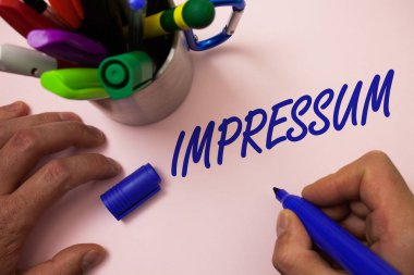 Impressum yazma el yazısı metin. Impressed hakketmek Künye Alman deyim mülkiyet yazarlık marker defter fikirler beyaz holding adam çalışma ilham anlam kavramı