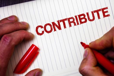 Kavramsal el katkıda bulunma gösterilen yazma. Marker kağıt düşünceler iletileri niyetleri holding strateji karar Teamworking için Achiving ortak başarılı hedef adam tutun vitrine iş fotoğraf