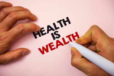 Sağlık zenginlik olduğunu gösteren Not yazma. İş iyi olmak fotoğraf vitrine şekil büyük değer kalmak sağlıklı yemek fikirler mesajlar unutmayın sağlıklı Marker kalem kağıt bilgi önemli pembe