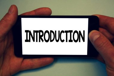 Kavramsal el giriş gösterilen yazma. Belgenin bir sunum için cep telefonu mesajı uygulama niyeti tutan bir seyirci adam tutun ilk bölümü vitrine iş fotoğraf