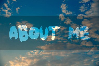 Kişilik davranış tutum karakter bireysel ahlak şekilde fikirler mesaj yansıma bulutlu gökyüzü günbatımı doğal manzara vitrine kavramsal el yazılı gösteren hakkında bana iş fotoğraf