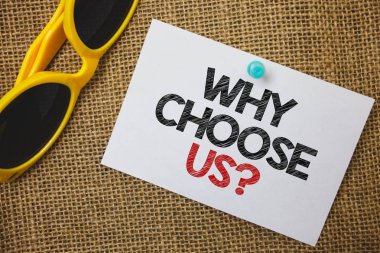 Neden seçim bize soru gösterilen Not yazma. Sunglass kağıt harika beyaz arka plan güzel mesaj fikir anılar en iyi olanakları gösteriyorsun nedenleri vitrine iş fotoğraf
