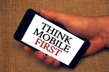 Metin yazma düşünüyorum mobil ilk kelime. İş kavramı için Handheld smartphone beyaz ekran mesaj uygulama niyeti holding pazarlama hedef taşınabilir telefonlar ilk sahibi tutun geliştirdi