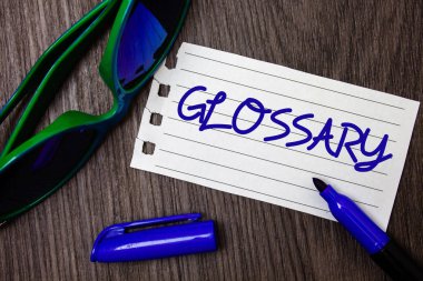 Word metin yazma sözlük. İş kavramı terimlerin anlamları kelime açıklamaları fikirleri not defteri sayfası mavi mektuplardan açık işaret güneş gözlüğü ahşap masa ile alfabetik liste için