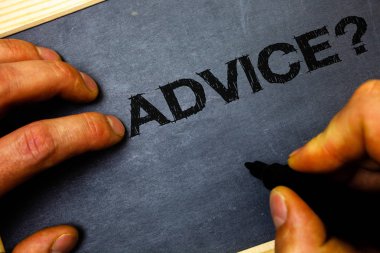 Word metin yazma tavsiye soru. Danışmanlık teşvik yardımcı tavsiye destek yönlendirmek adam için iş kavramı tutun defter Ahşap ahşap arka plan siyah kalemi işaretleri holding